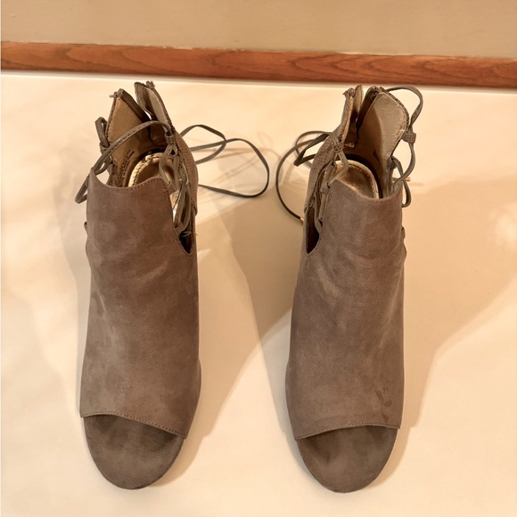 Gray heels, lace up front, light worn - Picture 4 of 5